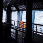 vista-do-mar-vista-atraves-da-janela_1048944-12496291